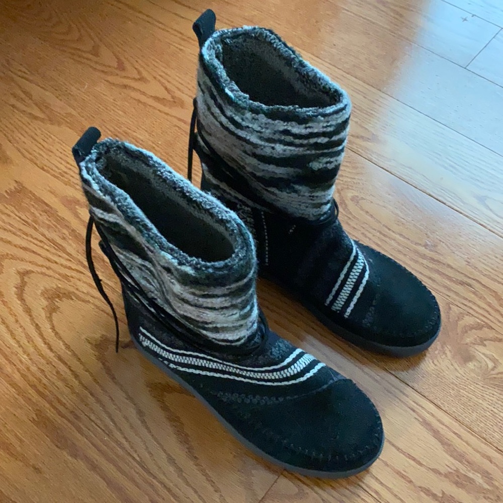 TOMS Napel boots Size 7, hardly worn. Black/white